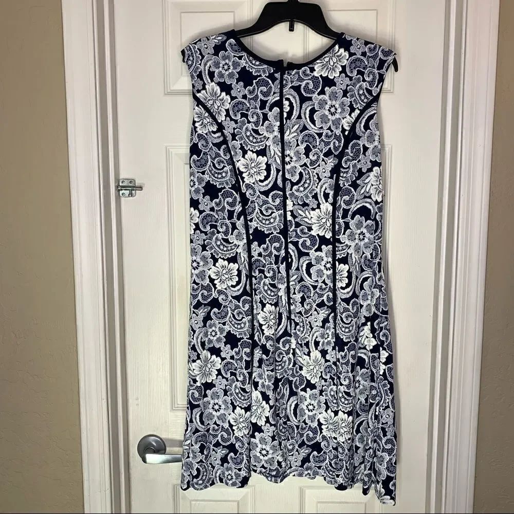 Sandra Darren Navy and White Dress Size 12